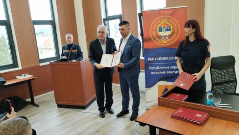 АТРАКТИВНА ВЕЖБА ЦИВИЛНЕ ЗАШТИТЕ У БРАТУНЦУ: Кадри за сваку прилику АТРАКТИВНА ВЕЖБА ЦИВИЛНЕ ЗАШТИТЕ У БРАТУНЦУ: Кадри за сваку прилику