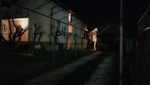 PRESUDILI SINOVIMA, PA OTIŠLI U SMRT: Komšije u šoku nakon tragedije u Petrovaradinu - otkrili kako se bračni par ponašao PRESUDILI SINOVIMA, PA OTIŠLI U SMRT: Komšije u šoku nakon tragedije u Petrovaradinu - otkrili kako se bračni par ponašao