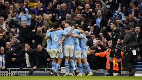 FIL FODEN MAJSTORIJAMA REŠIO DERBI MANČESTERA: Junajted fantastičnim golom poveo, Siti na kraju uzeo ceo plen (VIDEO) FIL FODEN MAJSTORIJAMA REŠIO DERBI MANČESTERA: Junajted fantastičnim golom poveo, Siti na kraju uzeo ceo plen (VIDEO)