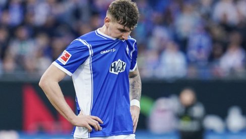 NEVEROVATNA SCENA U NEMAČKOJ BUNDESLIGI: Navijač sišao s tribine na teren, postrojio fudbalere, a evo šta su oni uradili (VIDEO) NEVEROVATNA SCENA U NEMAČKOJ BUNDESLIGI: Navijač sišao s tribine na teren, postrojio fudbalere, a evo šta su oni uradili (VIDEO)