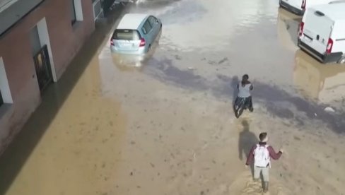 HAOTIČNO U ITALIJI: Pljuskovi i snažan vetar odsekli više od 6.000 ljudi od ostatka sveta, pokrenula se klizišta (FOTO) HAOTIČNO U ITALIJI: Pljuskovi i snažan vetar odsekli više od 6.000 ljudi od ostatka sveta, pokrenula se klizišta (FOTO)