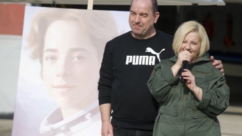 СВЕ САМ СПРЕМИЛА, А ТИ СРЕДИ ВРЕМЕ... Потресна сцена у Земуну - родитељи обележили рођендан дечака убијеног у Рибникару (ФОТО/ВИДЕО) СВЕ САМ СПРЕМИЛА, А ТИ СРЕДИ ВРЕМЕ... Потресна сцена у Земуну - родитељи обележили рођендан дечака убијеног у Рибникару (ФОТО/ВИДЕО)