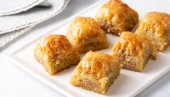 BAKLAVA SA ORASIMA I BADEMIMA: Recept za tradicionalnu poslasticu koju svi obožavaju