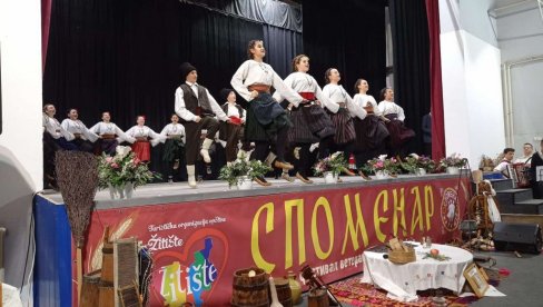 NAJVEĆA SMOTRA FOLKLORA U SRBIJI: Veterani opet u žitištanskom spomenaru NAJVEĆA SMOTRA FOLKLORA U SRBIJI: Veterani opet u žitištanskom spomenaru