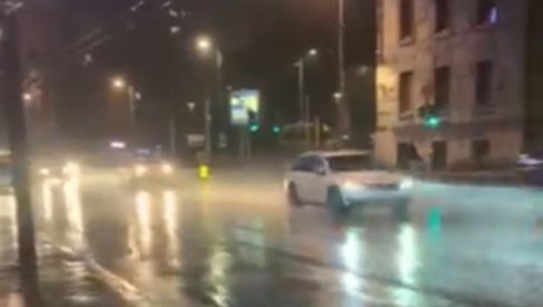 JAKO NEVREME POGODILO BEOGRAD: Grmi i seva, a kiša lije kao iz kabla (VIDEO)