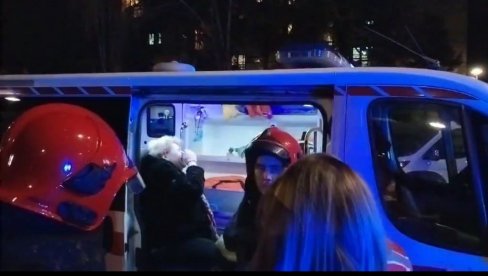 ŽENA KOJA JE IZAZVALA POŽAR, POKUŠALA DA UĐE U ZGRADU: Vatrogasci je sprečili, ona jaukala i plakala (VIDEO) ŽENA KOJA JE IZAZVALA POŽAR, POKUŠALA DA UĐE U ZGRADU: Vatrogasci je sprečili, ona jaukala i plakala (VIDEO)