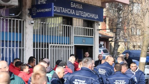 НИШТА НАС НЕЋЕ ПОКОЛЕБАТИ, БОРИЋЕМО СЕ ЗА СВОЈА ПРАВА: Радници градског водовода и ЈКП Стандард у редовима за своје динаре НИШТА НАС НЕЋЕ ПОКОЛЕБАТИ, БОРИЋЕМО СЕ ЗА СВОЈА ПРАВА: Радници градског водовода и ЈКП Стандард у редовима за своје динаре
