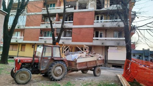 VRAĆA SE DEO - 13 PORODICA: U zgradi u Paraćinu oštećenoj eksplozijom plina pod zabranom devet stanova VRAĆA SE DEO - 13 PORODICA: U zgradi u Paraćinu oštećenoj eksplozijom plina pod zabranom devet stanova
