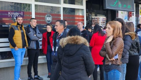 ХОЋЕ ЛИ НЕКО СТАТИ НОГОМ ЗА ВРАТ ОВОЈ ТИРАНИЈИ? Просветни радници из Лепосавића нису успели да подигну плате (ВИДЕО) ХОЋЕ ЛИ НЕКО СТАТИ НОГОМ ЗА ВРАТ ОВОЈ ТИРАНИЈИ? Просветни радници из Лепосавића нису успели да подигну плате (ВИДЕО)
