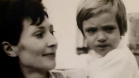 ОВО СМО МАМА И ЈА... Емотивна објава председника Вучића - поделио старе породичне фотографије (ФОТО) ОВО СМО МАМА И ЈА... Емотивна објава председника Вучића - поделио старе породичне фотографије (ФОТО)