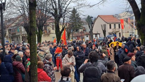 PORUKE MRŽNJE MILOGORACA NA CETINJU: Srbija je imala zastavu sa svinjskom glavom