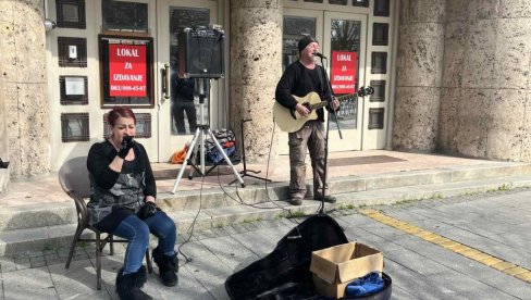 SUNCE I ULIČNI SVIRAČI: Građani Zrenjanina uz Ivanu i Putu uživaju u hitovima (VIDEO) SUNCE I ULIČNI SVIRAČI: Građani Zrenjanina uz Ivanu i Putu uživaju u hitovima (VIDEO)