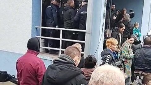 POKUŠAJ UPADA U CENTAR ZA SOCIJALNI RAD U NOVOM SADU: Grupa građana pružila podršku Ani Mihaljici zbog oduzimanja troje dece POKUŠAJ UPADA U CENTAR ZA SOCIJALNI RAD U NOVOM SADU: Grupa građana pružila podršku Ani Mihaljici zbog oduzimanja troje dece