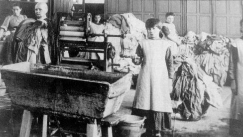 SMRTI ŽENA I DECE U MAGDALENSKIM VEŠERNICAMA: Zašto roman Sve te sitnice Kler Kigan privlači pažnju čak i Stivena Kinga SMRTI ŽENA I DECE U MAGDALENSKIM VEŠERNICAMA: Zašto roman Sve te sitnice Kler Kigan privlači pažnju čak i Stivena Kinga