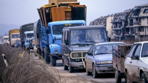 КОСТИ КЋЕРИ И СИНОВА СРПСКЕ МАЈКЕ ИЗНОСИЛЕ ИЗ САРАЈЕВА: Егзодус Срба из града на Миљацки