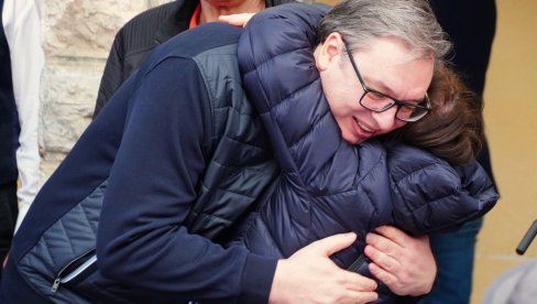 ОВО ЈЕ ИСТОРИЈСКИ ТРЕНУТАК: Памбуковчани за Новости о посети председника Вучића (ВИДЕО) ОВО ЈЕ ИСТОРИЈСКИ ТРЕНУТАК: Памбуковчани за Новости о посети председника Вучића (ВИДЕО)