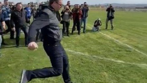 VUČIĆ NA FUDBALSKOM TERENU: Najlepše je sa meštanima Pambukovice (VIDEO)