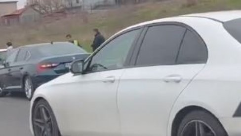 PRVI SNIMAK LANČANOG SUDARA NA MOKROLUŠKOM BRDU: Automobili oštećeni, na putu branik i delovi vozila (VIDEO)