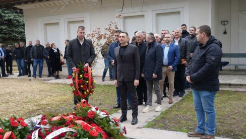 ВУЛИН ПОВОДОМ ГОДИШЊИЦЕ СМРТИ СЛОБОДАНА МИЛОШЕВИЋА: Идеје слободне Србије нису умрле са Милошевићем, иако је за ту идеју Милошевић живео ВУЛИН ПОВОДОМ ГОДИШЊИЦЕ СМРТИ СЛОБОДАНА МИЛОШЕВИЋА: Идеје слободне Србије нису умрле са Милошевићем, иако је за ту идеју Милошевић живео