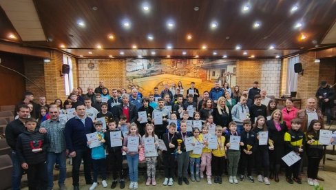 LOKALNA SAMOUPRAVA U VRANJU NAGRADILA NAJMLAĐE I NAJBOLJE AMBASADORE GRADA Priznanja za sportske nade LOKALNA SAMOUPRAVA U VRANJU NAGRADILA NAJMLAĐE I NAJBOLJE AMBASADORE GRADA Priznanja za sportske nade