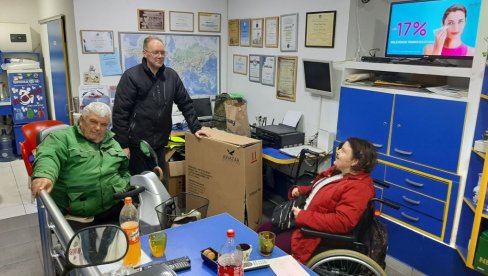 ČEPOVIMA KUPILI 76. POMAGALO: Udruženje „Parakvad VŠ“ sugrađanki doniralo invalidska kolica ČEPOVIMA KUPILI 76. POMAGALO: Udruženje „Parakvad VŠ“ sugrađanki doniralo invalidska kolica