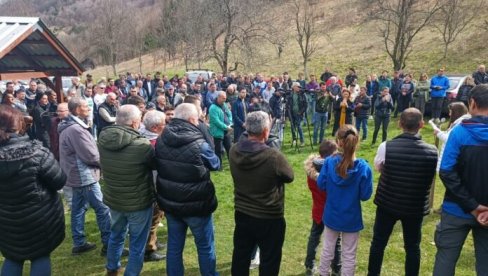 PROTIVE SE IZGRADNJI MINI-ELEKTRANA: U Dubokoj, u Kotor Varoši, održan skup nezadovoljnih meštana PROTIVE SE IZGRADNJI MINI-ELEKTRANA: U Dubokoj, u Kotor Varoši, održan skup nezadovoljnih meštana