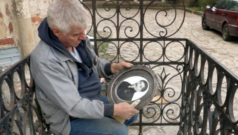 ПРВА САНАЦИЈА ПОСЛЕ 180 ГОДИНА: У току рестаурација надгробног споменика Димитрију Давидовићу у Смедереву ПРВА САНАЦИЈА ПОСЛЕ 180 ГОДИНА: У току рестаурација надгробног споменика Димитрију Давидовићу у Смедереву