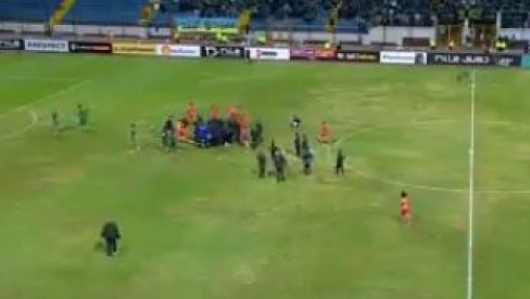AFRIČKA ZVEZDA DOŽIVELA INFARKT USRED MEČA: Svi se hvatali za glavu (VIDEO) AFRIČKA ZVEZDA DOŽIVELA INFARKT USRED MEČA: Svi se hvatali za glavu (VIDEO)