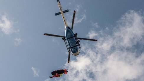 LETAČI I PENJAČI U SPASILAČKOJ MISIJI: Prva vežba Helikopterske jedinice MUP-a Srbije i Gorske službe spasavanja Srbije LETAČI I PENJAČI U SPASILAČKOJ MISIJI: Prva vežba Helikopterske jedinice MUP-a Srbije i Gorske službe spasavanja Srbije