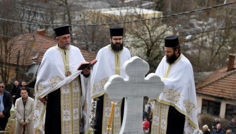 VRAĆENI POSMRTNI OSTACI NA STARO SRPSKO GROBLJE U KOSOVSKOJ MITROVICI: Parastos i pomen služio mitrovački sveštenik Milija Arsić (FOTO) VRAĆENI POSMRTNI OSTACI NA STARO SRPSKO GROBLJE U KOSOVSKOJ MITROVICI: Parastos i pomen služio mitrovački sveštenik Milija Arsić (FOTO)