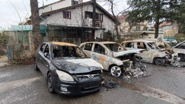 ИЗГОРЕЛА ЧЕТИРИ АУТОМОБИЛА У БЕОГРАДУ: Полиција испитује како је дошло до пожара и да ли је подметнут (ФОТО)