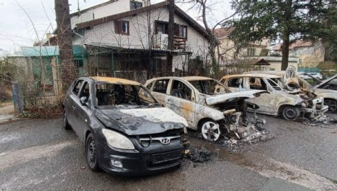 IZGORELA ČETIRI AUTOMOBILA U BEOGRADU: Policija ispituje kako je došlo do požara i da li je podmetnut (FOTO) IZGORELA ČETIRI AUTOMOBILA U BEOGRADU: Policija ispituje kako je došlo do požara i da li je podmetnut (FOTO)