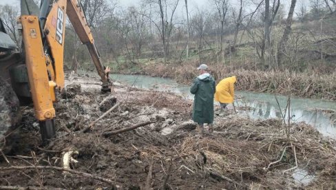 POPRAVKA CEVOVODA U TOKU: Zbog kvara, četiri paraćinska sela bez vode (FOTO)