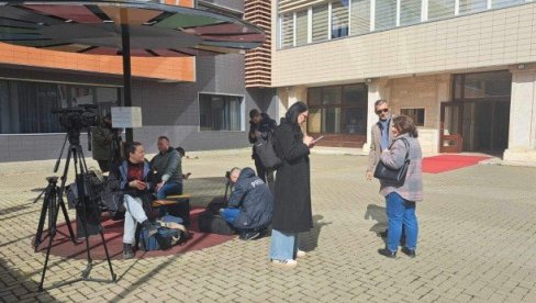 SPREČENI DA PRATE SASTANAK ESKOBARA I OSMANIJEVE: Protest Udruženja novinara Srbije zbog onemogućavanja srpskih medija SPREČENI DA PRATE SASTANAK ESKOBARA I OSMANIJEVE: Protest Udruženja novinara Srbije zbog onemogućavanja srpskih medija