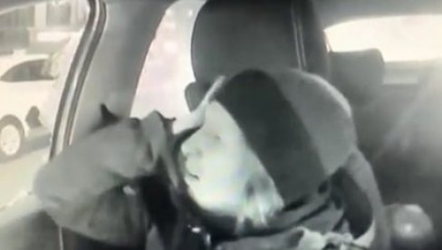 (UZNEMIRUJUĆI VIDEO) NASILNIK PRETUKAO GLUVONEMU DEVOJKU: Huligan razbio staklo na taksiju, pa je udario pesnicom (UZNEMIRUJUĆI VIDEO) NASILNIK PRETUKAO GLUVONEMU DEVOJKU: Huligan razbio staklo na taksiju, pa je udario pesnicom