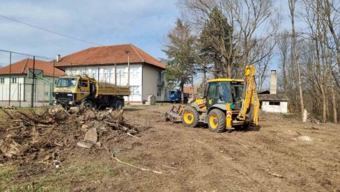 ГРАЂЕВИНСКА ОПЕРАТИВА ЈАВНОГ ПРЕДУЗЕЋА ОПШТИНЕ СОПОТ МАКСИМАЛНО АНГАЖОВАНА: Сређују двориште у Рогачи