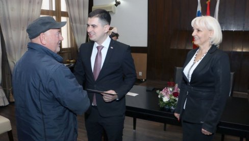 U SMEDEREVU DODELJENE 32 BORAČKE LEGITIMACIJE: Borcima uskoro i spomenice (FOTO) U SMEDEREVU DODELJENE 32 BORAČKE LEGITIMACIJE: Borcima uskoro i spomenice (FOTO)