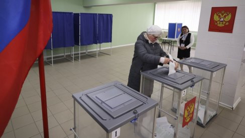 IZLAZNOST NA IZBORIMA U RUSIJI PREMAŠILA 40 ODSTO: Za sada bolji pokazatelji nego na prošlim izborima IZLAZNOST NA IZBORIMA U RUSIJI PREMAŠILA 40 ODSTO: Za sada bolji pokazatelji nego na prošlim izborima