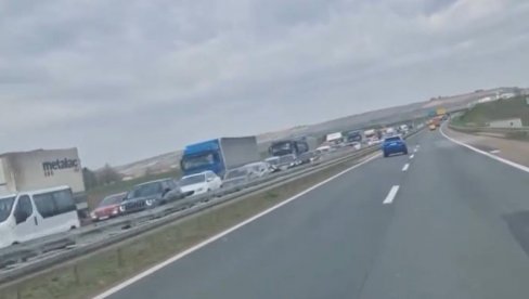 ТЕЖАК УДЕС КОД ИСКЉУЧЕЊА ЗА БЕШКУ: Створиле се километарске гужве (ВИДЕО) ТЕЖАК УДЕС КОД ИСКЉУЧЕЊА ЗА БЕШКУ: Створиле се километарске гужве (ВИДЕО)