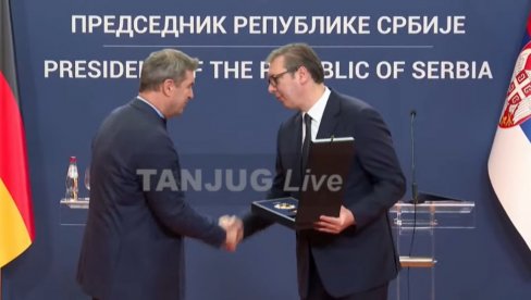 VUČIĆ URUČIO ORDEN SRBIJE NA LENTI PREDSEDNIKU VLADE BAVARSKE: U fokusu veliki projekti koji će pokrenuti Srbiju u narednim godinama VUČIĆ URUČIO ORDEN SRBIJE NA LENTI PREDSEDNIKU VLADE BAVARSKE: U fokusu veliki projekti koji će pokrenuti Srbiju u narednim godinama
