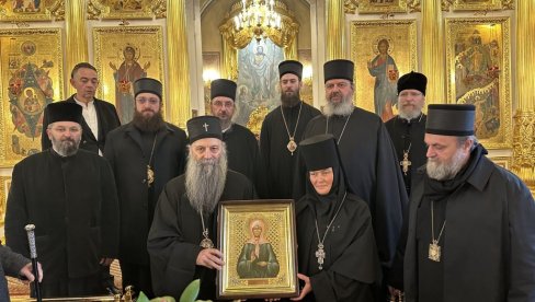 PATRIJARH STIGAO U POKROVSKI MANASTIR: Poklonio se moštima Svete Matrone Moskovske (FOTO)