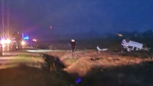 U RENOU STRADALI MUŠKARCI STARI 37 I 28 GODINA: Novi detalji saobraćajne nesreće kod Temerina (FOTO) U RENOU STRADALI MUŠKARCI STARI 37 I 28 GODINA: Novi detalji saobraćajne nesreće kod Temerina (FOTO)