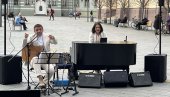 EVOCIRALI USPOMENU NA ĐORĐA BALAŠEVIĆA: Koncert za piano i gitaru pod otvorenim nebom, u centru Zrenjanina (VIDEO)