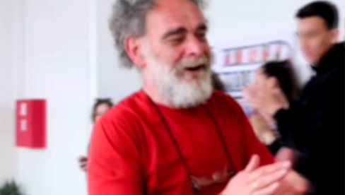 ГОРАНЕ, САДА ВИ БЕЖИТЕ... Сцена која је одушевила целу Србију: Овако су гимназијалци из Обреновца испратили професора у пензију (ВИДЕО) ГОРАНЕ, САДА ВИ БЕЖИТЕ... Сцена која је одушевила целу Србију: Овако су гимназијалци из Обреновца испратили професора у пензију (ВИДЕО)