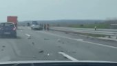 DELOVI RASUTI PO PUTU, OD SILINE UDARA OTPAO TOČAK: Saobraćajna nesreća na auto-putu Miloš Veliki (VIDEO)