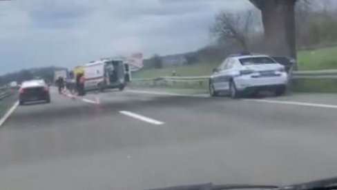 TEŠKA NESREĆA NA PUTEVIMA SRBIJE: Vatrogasci morali izvaličiti vozača iz automobila, više osoba povređeno (VIDEO) TEŠKA NESREĆA NA PUTEVIMA SRBIJE: Vatrogasci morali izvaličiti vozača iz automobila, više osoba povređeno (VIDEO)