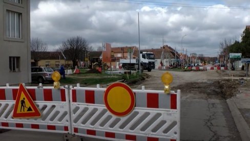 ОПРЕЗ У ВРШЦУ: Због изградње кружног тока, теретњаци иду и кроз строги центар ОПРЕЗ У ВРШЦУ: Због изградње кружног тока, теретњаци иду и кроз строги центар