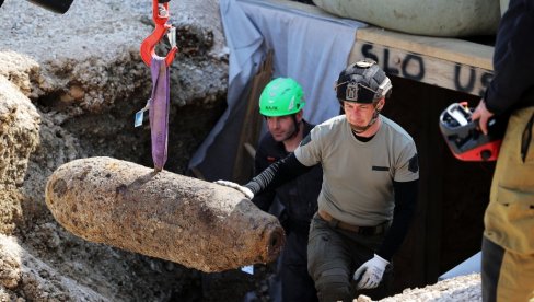 DRAMA - UKLJUČILI SU SIRENE, EVAKUISALI STANOVNIŠTVO: Pronađene bombe na železničkoj stanici (FOTO)