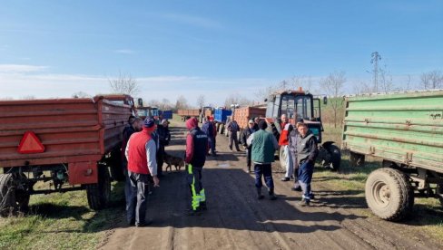 KA NJIVI SAMO PO RAVNOM DRUMU:  Paori Srbobrana i Ruskog Krstura uz pomoć lokalne samouprave organizovali dve akcije uređenja atarskih puteve