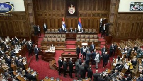 ОПОЗИЦИЈА ВЕЋ ДИВЉА У ПАРЛАМЕНТУ: Наставак конститутивне седнице Скупштине - Насрћу на говорницу и вичу ОПОЗИЦИЈА ВЕЋ ДИВЉА У ПАРЛАМЕНТУ: Наставак конститутивне седнице Скупштине - Насрћу на говорницу и вичу